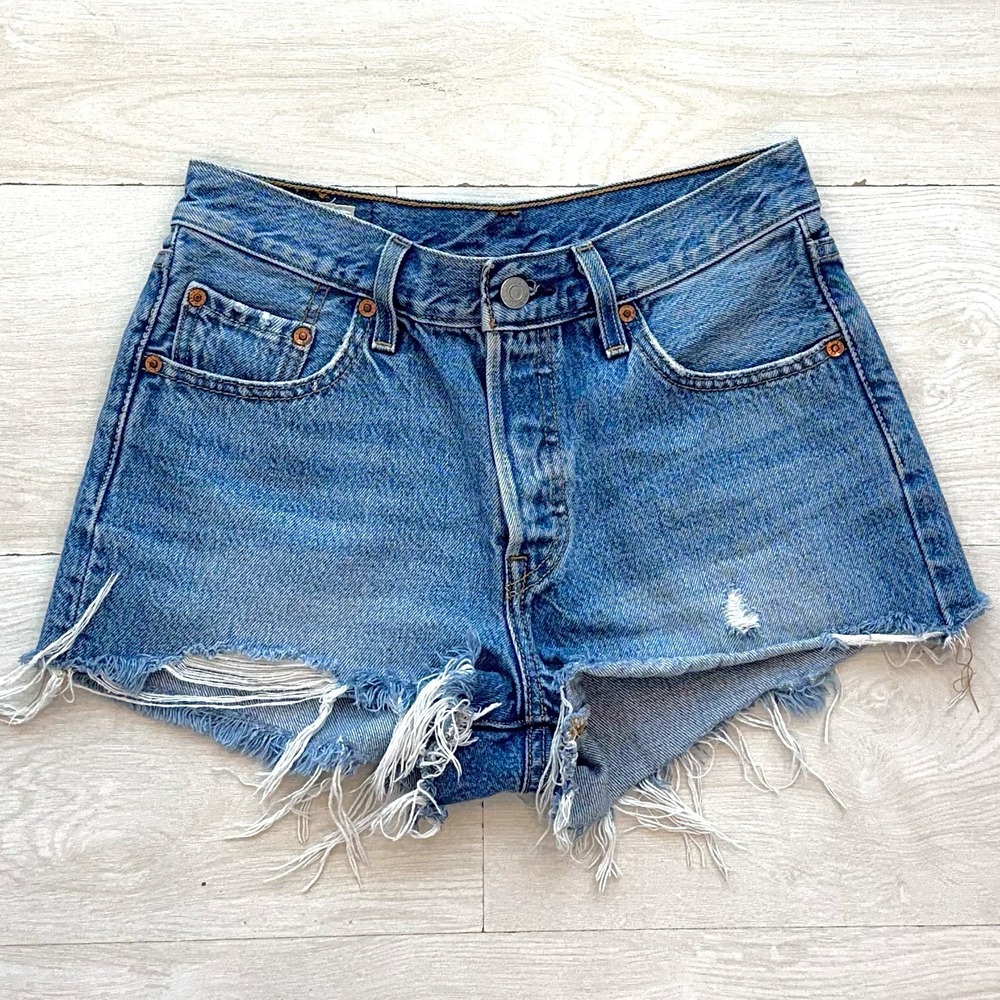 Levi's‎ 501 Denim Cut Off Shorts Light Wash Distressed Raw Hem Women's
